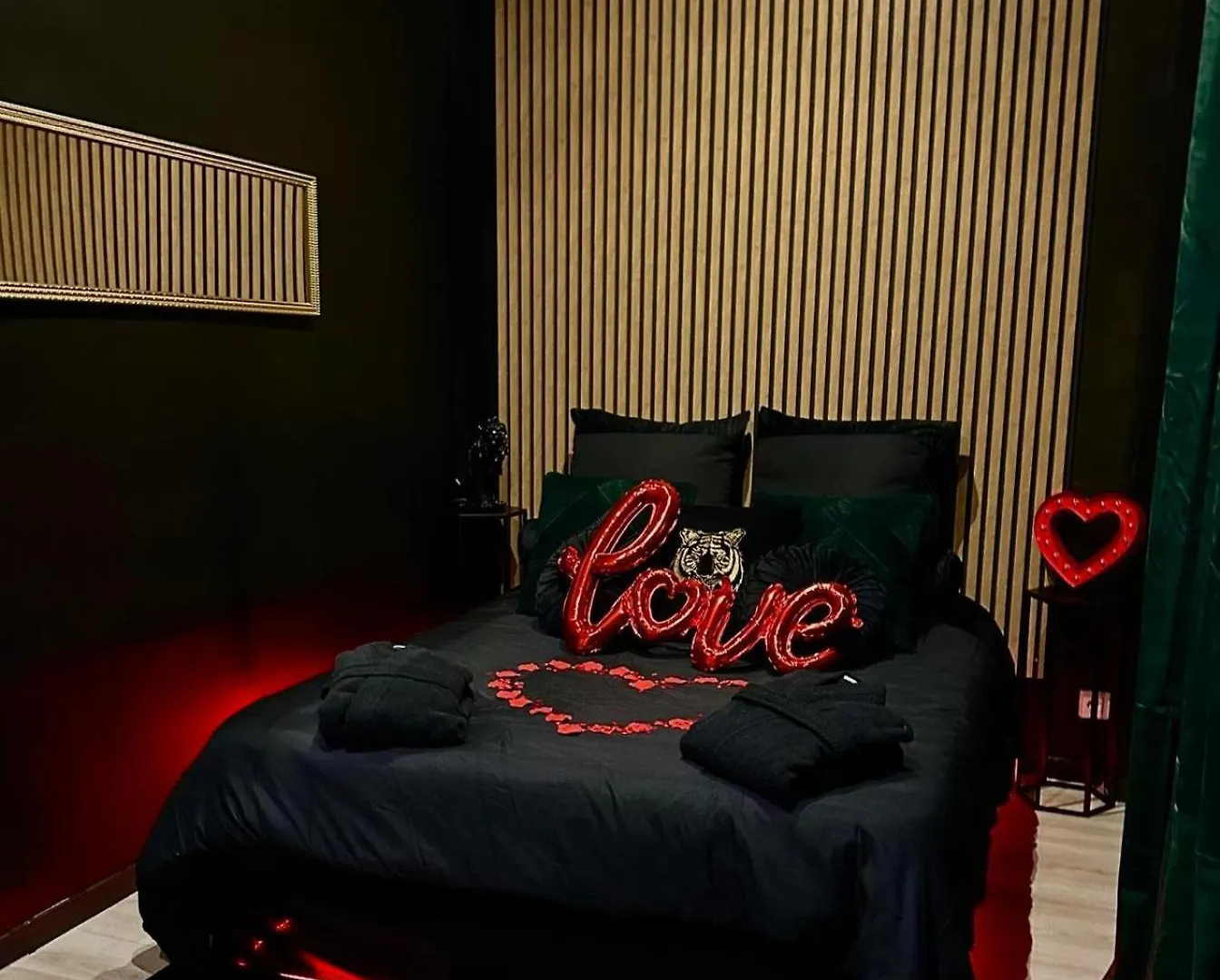 Love Room Avec Jacuzzi By Villa Queen Marseilles